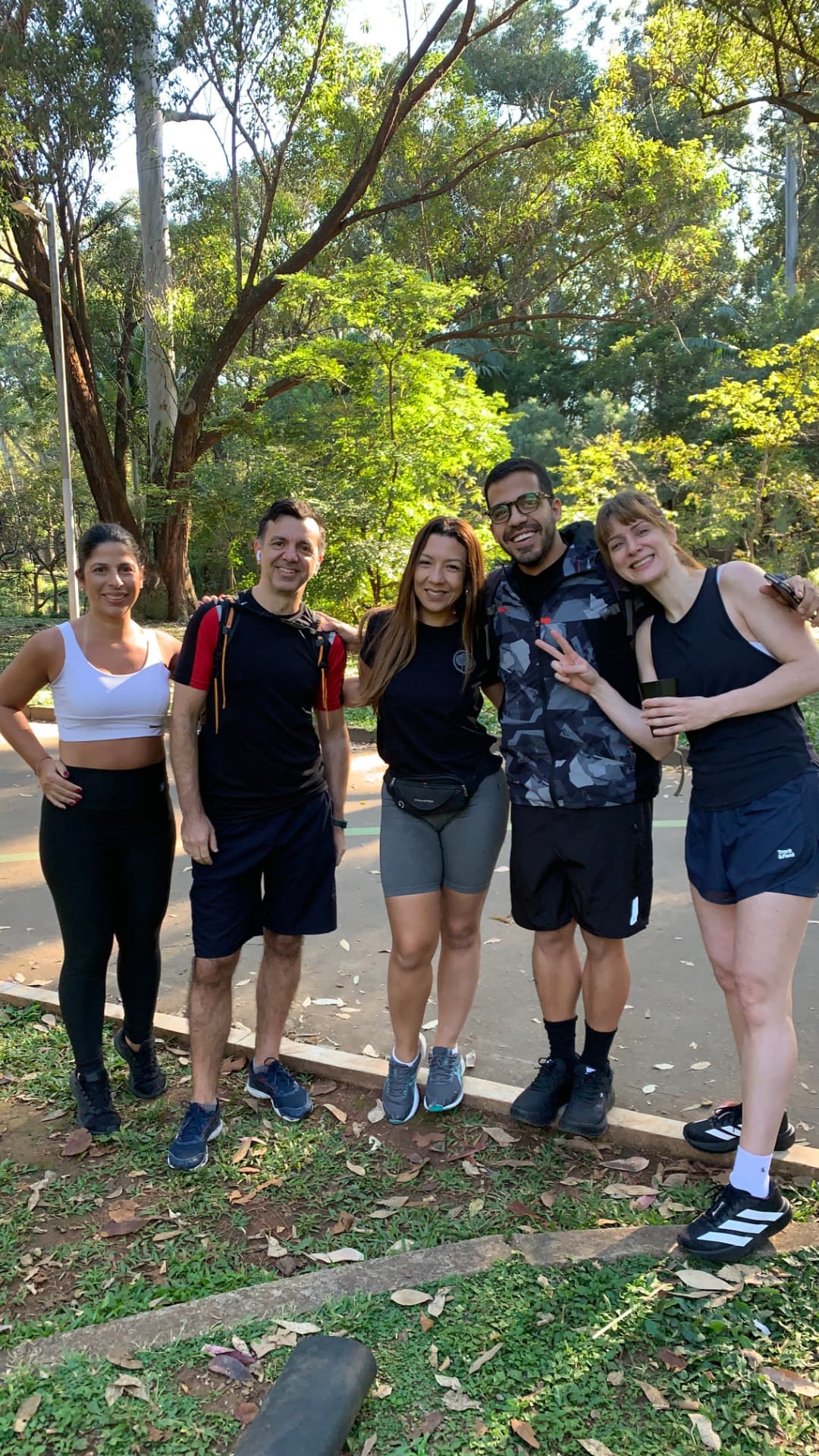 Grupo do Corre Nico reunido e sorrindo depois do treino no parque